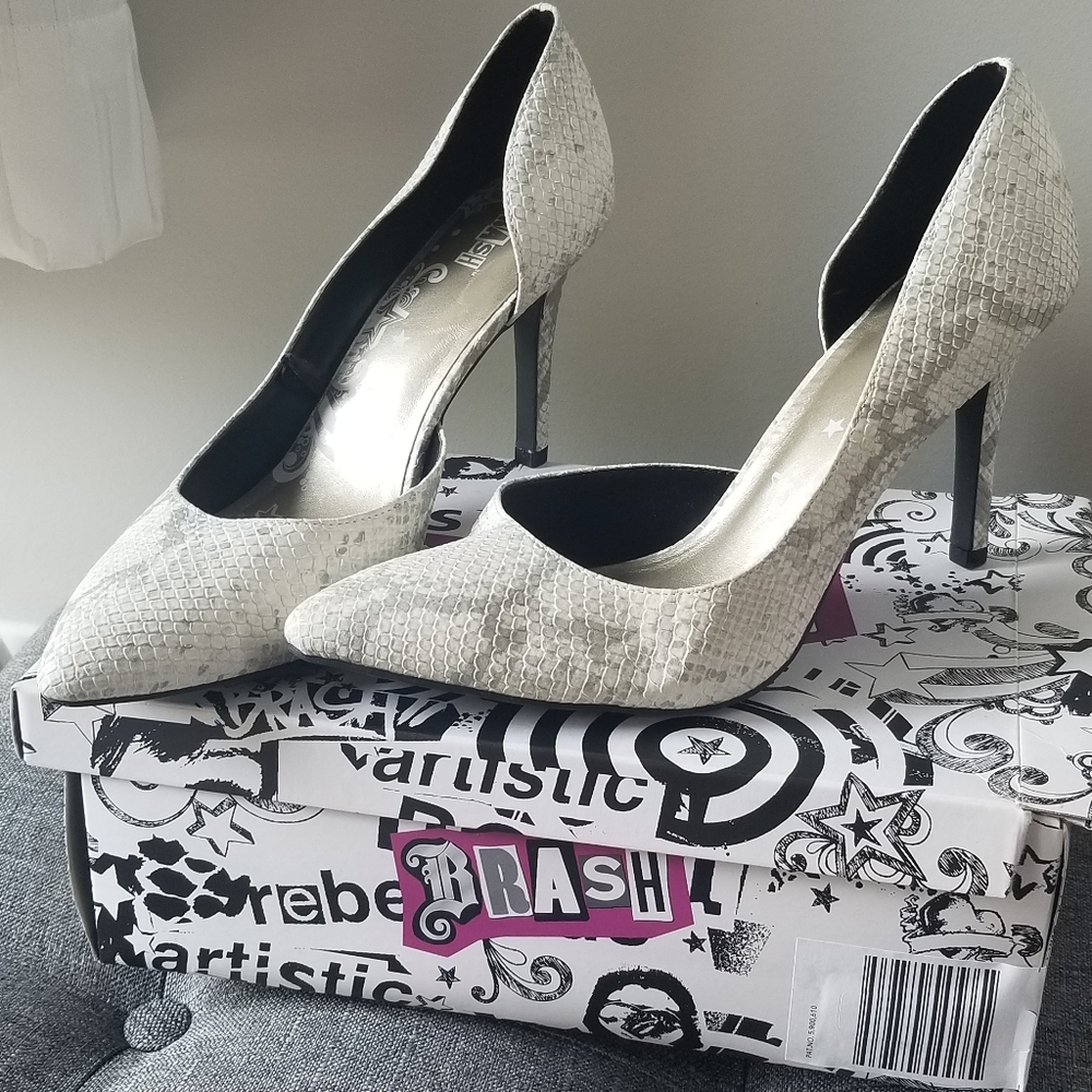 Snakeskin print high heel
